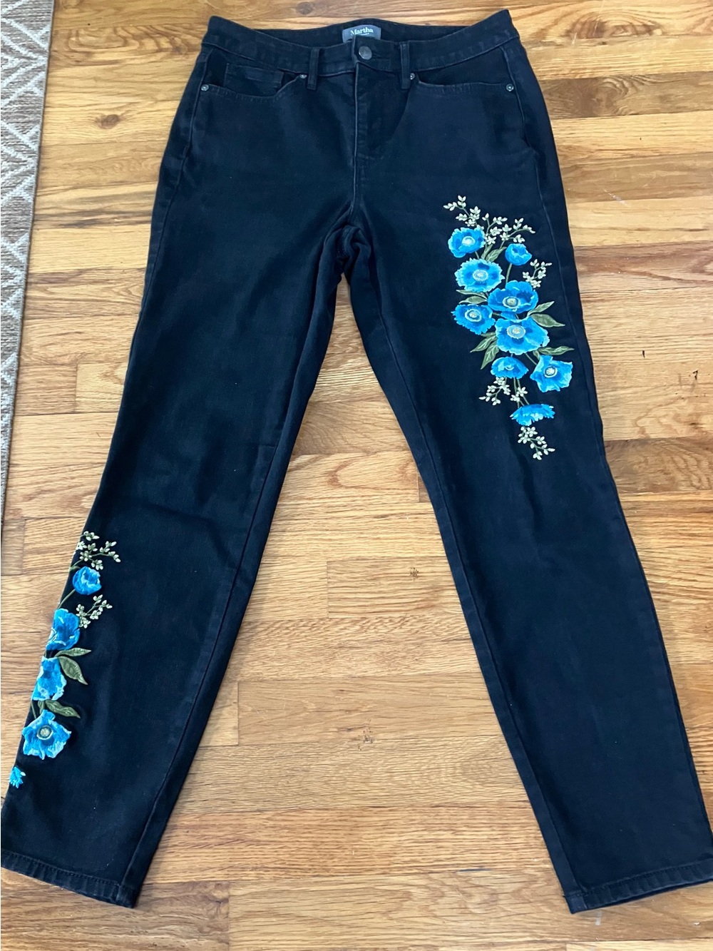 Martha Stewart Ankle Jeans with Blue Floral Embroidery - Women's size 6